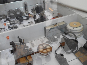 Ancora apparecchi tecnologici di epoca e fabbricazione tedesca: in alto a destra, la radio bussola, che funzionava più o meno come un Gps
