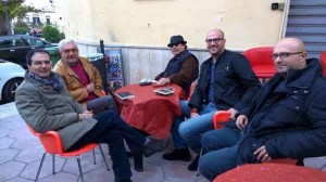 Una recente riunione informale, ai tavolini di un bar in piazza Lama, tra Roberto Palmisano, Sergio Ardito, Leonzio Patisso e Pasquale Franco Fistetti. Chissà che non si sia parlato anche di politica