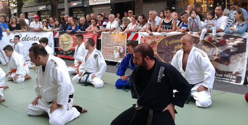 qui gli atleti in fase di ginnastica,kimono nero martina domenico alle spalle egidio distante,vladimir sternativo a seguire e lucchese