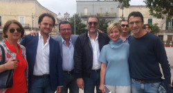 Foto di gruppo in piazza Umberto I