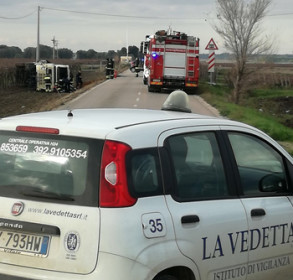 autocisterna autobotte ribaltata incidente 3