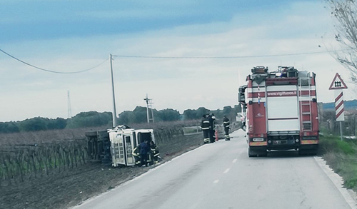 autocisterna autobotte ribaltata incidente 4