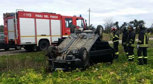 incidente auto ribaltata vigili del fuoco